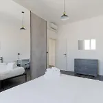 Guesthost - Comfy White Apartman Milánó